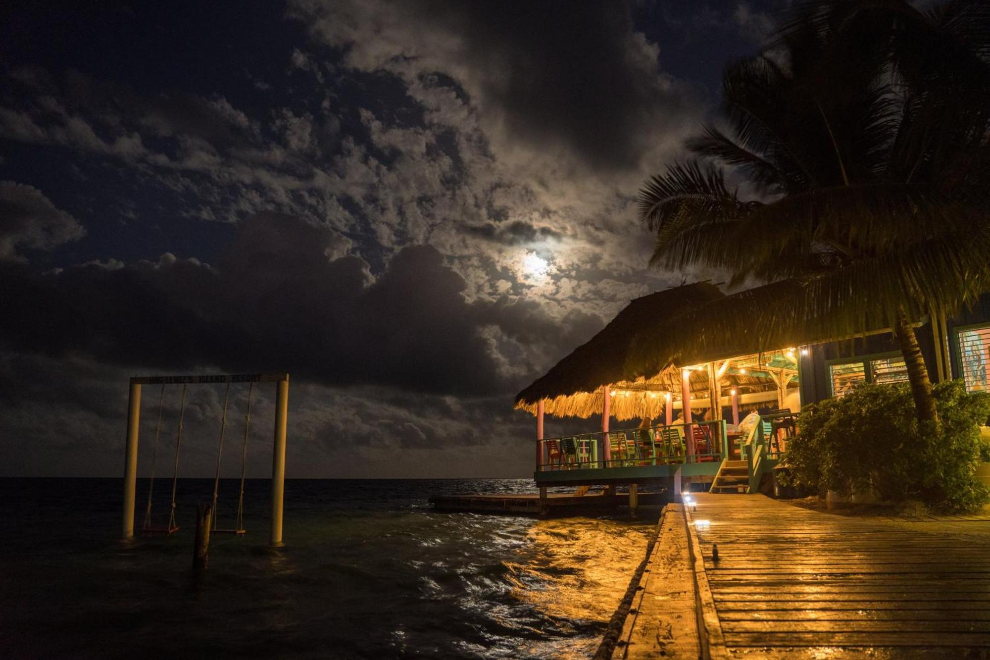 King Lewey'S Island Resort Placencia Buitenkant foto